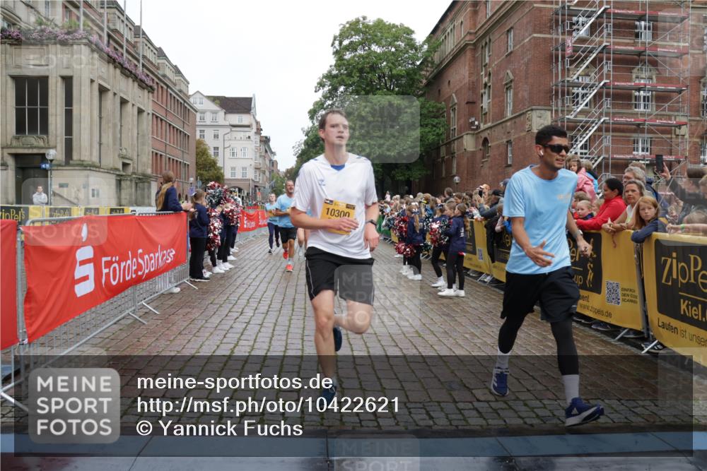 13.09.2026 - Kiel Lauf Yannick Fuchs http://msf.ph/oto/10422621 13.09.2026 09:43:32 Ziel 40, 401, 1049, 1833, 1857, 4171, 4256, 7773, 7857, 7905, 8066, 8770, 8834, 10189, 10300, 11246, 12101, 12575, 255, 623, 1040, 1508, 3041, 3850, 5530, 5929, 6377, 7099, 7532, 8191, 8808, 9354, 9933, 10047, 10118, 11753, 12259, 654, 4522, 5171, 5857, 5964, 7510, 7948, 9323, 9934, 10460, 10641, 12164, 1213, 3849, 5530, 7874, 8191, 9311, 9629, 12678 meine-sportfotos.de