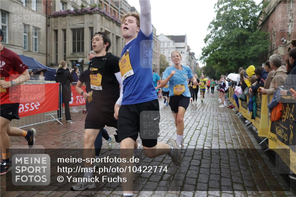 13.09.2026 - Kiel Lauf Yannick Fuchs http://msf.ph/oto/10422774 13.09.2026 10:56:38 Ziel 452, 1115, 1139, 1157, 1504, 1557, 1666, 1805, 2526, 2560, 3000, 3061, 3286, 3410, 3413, 3466, 4180, 4209, 4367, 4912, 5593, 6067, 6882, 7209, 7594, 7642, 7912, 9674, 10621, 10659, 12721, 12762, 248, 429, 476, 574, 774, 775, 778, 929, 1208, 1618, 2075, 2454, 2674, 2829, 2880, 3267, 3541, 4440, 4806, 5009, 5067, 5682, 5683, 6530, 6605, 6884, 7292, 7483, 8054, 8073, 8158, 8989, 8997, 9210, 10264, 10421, 10433, 10509, 10570, 10750, 10774, 10795 meine-sportfotos.de