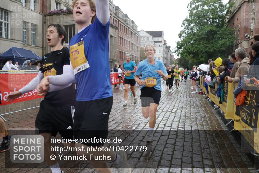 13.09.2026 - Kiel Lauf Yannick Fuchs http://msf.ph/oto/10422779 13.09.2026 10:56:38 Ziel 452, 1115, 1139, 1157, 1504, 1557, 1666, 1805, 2526, 2560, 3000, 3061, 3286, 3410, 3413, 3466, 4180, 4209, 4367, 4912, 5593, 6067, 6882, 7209, 7594, 7642, 7912, 9674, 10621, 10659, 12721, 12762, 248, 429, 476, 574, 774, 775, 778, 929, 1208, 1618, 2075, 2454, 2674, 2829, 2880, 3267, 3541, 4440, 4806, 5009, 5067, 5682, 5683, 6530, 6605, 6884, 7292, 7483, 8054, 8073, 8158, 8989, 8997, 9210, 10264, 10421, 10433, 10509, 10570, 10750, 10774, 10795 meine-sportfotos.de
