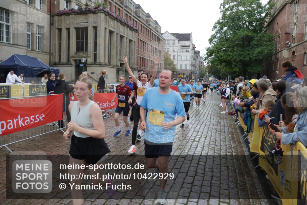 13.09.2026 - Kiel Lauf Yannick Fuchs http://msf.ph/oto/10422929 13.09.2026 10:57:52 Ziel 352, 353, 1517, 1528, 1567, 2234, 3111, 3575, 3661, 3667, 4250, 4497, 4754, 4765, 4997, 5458, 6353, 6425, 6805, 8996, 8998, 9404, 12303, 12323, 12473, 55, 156, 252, 538, 675, 1070, 1390, 1392, 1748, 2081, 2113, 3007, 3445, 3548, 3667, 3695, 3933, 4686, 4997, 5065, 5112, 5256, 5375, 5594, 6697, 6715, 7255, 7935, 8081, 8098, 8548, 8903, 9486, 9512, 9764, 9924, 9925, 10055, 10692, 10908, 11345, 11370, 11379, 11554, 11762, 11775, 11869, 12528, 12695, 721, 833, 905, 987, 1220 meine-sportfotos.de