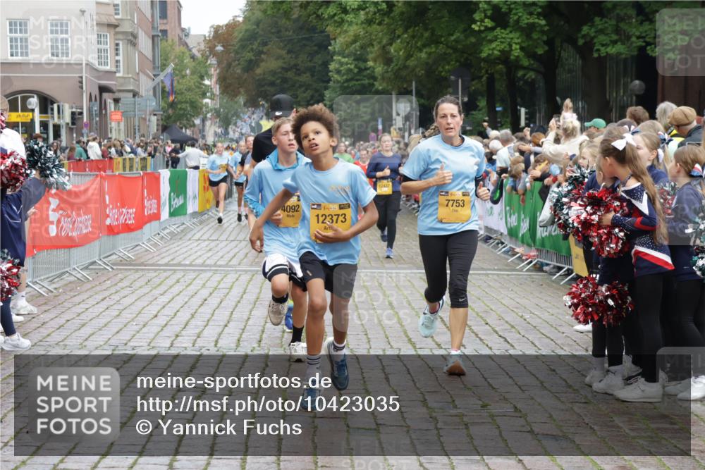 13.09.2026 - Kiel Lauf Yannick Fuchs http://msf.ph/oto/10423035 13.09.2026 09:44:11 Ziel 537, 793, 2031, 4092, 4283, 6550, 7753, 8300, 11653, 11655, 12098, 12373, 12437, 654, 1833, 4522, 5026, 5171, 5857, 5964, 7510, 7948, 9323, 9814, 9934, 10460, 10641, 10931, 12164, 12376, 801, 958, 1053, 1849, 1866, 2045, 2212, 2437, 2868, 3688, 4098, 4573, 6892, 7121, 7430, 7744, 12318, 40, 1049, 1833, 1857, 4171, 7773, 7905, 8770, 8834, 10300, 10460, 11246, 12101, 12164, 12575 meine-sportfotos.de