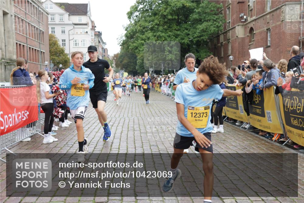 13.09.2026 - Kiel Lauf Yannick Fuchs http://msf.ph/oto/10423069 13.09.2026 09:44:13 Ziel 537, 793, 2031, 2437, 4092, 4283, 6550, 7753, 8300, 11655, 12098, 12373, 12437, 654, 4283, 4522, 5026, 5171, 5857, 5964, 6550, 7510, 7948, 9323, 9814, 9934, 10460, 10641, 10931, 11653, 11655, 12164, 12376, 801, 958, 1053, 1849, 1866, 2045, 2212, 2868, 3198, 3688, 4098, 4316, 4573, 6892, 6895, 7121, 7430, 7744, 12161, 12318, 40, 1049, 1833, 1857, 4171, 7773, 7905, 8770, 8834, 9323, 9934, 10460, 11246, 12101, 12164 meine-sportfotos.de