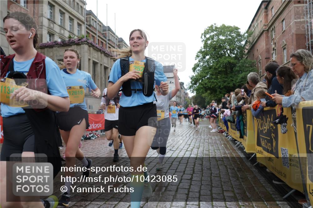 13.09.2026 - Kiel Lauf Yannick Fuchs http://msf.ph/oto/10423085 13.09.2026 10:58:15 Ziel 721, 819, 833, 987, 1253, 1351, 1404, 1910, 2309, 3222, 3325, 3326, 3671, 4160, 4212, 4592, 5172, 5314, 5540, 5668, 5958, 6345, 6982, 7256, 7340, 7412, 9309, 9458, 9476, 10364, 10765, 10785, 10805, 11238, 11613, 12123, 12456, 12701, 12821, 12840, 156, 252, 352, 353, 538, 675, 905, 1220, 1517, 1528, 1567, 1778, 2234, 3111, 3548, 3575, 3661, 3667, 3933, 4250, 4340, 4497, 4754, 4765, 4997, 5112, 5154, 5163, 5232, 5458, 5958, 6353, 6425, 6805, 8548, 8903, 11345, 11554, 91 meine-sportfotos.de