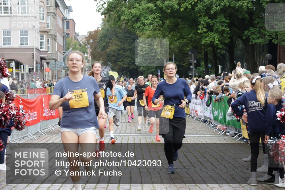 13.09.2026 - Kiel Lauf Yannick Fuchs http://msf.ph/oto/10423093 13.09.2026 09:44:15 Ziel 537, 793, 2031, 2437, 3688, 4092, 4573, 7753, 12373, 12437, 654, 4283, 4522, 5026, 5171, 5857, 5964, 6550, 7510, 7948, 8300, 9323, 9814, 9934, 10641, 10931, 11653, 11655, 12098, 12376, 801, 958, 1053, 1849, 1866, 2045, 2212, 2787, 2868, 3198, 3209, 4098, 4316, 6892, 6895, 7121, 7430, 7744, 12161, 12318, 1049, 1833, 4171, 5964, 7905, 8834, 9323, 9934, 10460, 11246, 12101, 12164 meine-sportfotos.de
