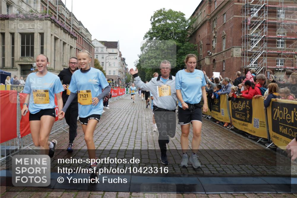 13.09.2026 - Kiel Lauf Yannick Fuchs http://msf.ph/oto/10423316 13.09.2026 09:44:30 Ziel 801, 958, 1053, 1849, 1866, 2045, 2212, 2787, 2868, 3198, 3209, 4098, 4316, 4573, 6892, 6895, 7121, 7430, 7744, 12161, 12318, 537, 793, 2031, 2437, 3688, 4092, 4283, 4573, 5026, 6550, 7753, 8300, 11653, 11655, 12098, 12373, 12437, 912, 1224, 4693, 7356, 7460, 9986, 10777, 11046, 11239, 12218, 654, 4522, 5026, 5171, 5857, 7510, 7948, 9814, 10641, 10931, 12376 meine-sportfotos.de
