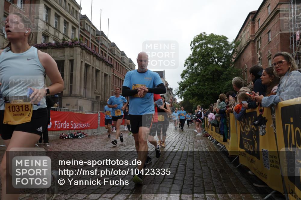 13.09.2026 - Kiel Lauf Yannick Fuchs http://msf.ph/oto/10423335 13.09.2026 10:58:34 Ziel 79, 91, 971, 1978, 2461, 2965, 3235, 3237, 3559, 3833, 4395, 4456, 5775, 6497, 6906, 7315, 7367, 7738, 7856, 7888, 8004, 8381, 8752, 9132, 9417, 9809, 9937, 10135, 10503, 10878, 11023, 11514, 11759, 12345, 12672, 721, 819, 833, 905, 987, 1220, 1253, 1351, 1404, 1778, 1858, 1910, 1978, 2309, 2752, 3222, 3325, 3326, 3559, 3671, 3842, 4160, 4212, 4592, 5154, 5163, 5172, 5314, 5540, 5605, 5668, 5958, 6345, 6982, 7256, 7340, 7482, 7856, 7949, 9458, 9809, 9827, 1778 meine-sportfotos.de