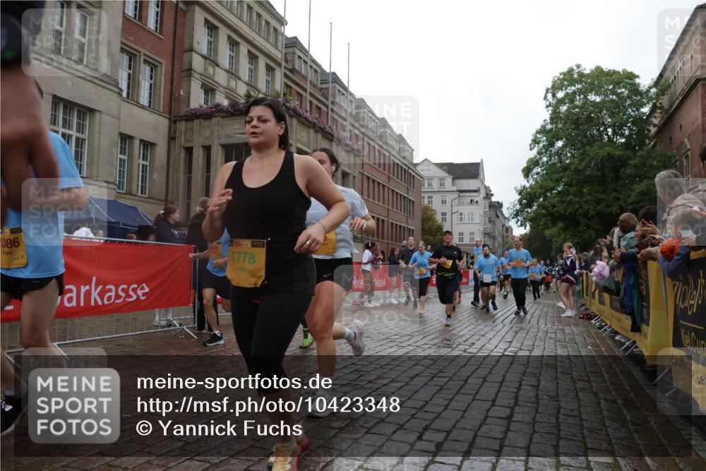 13.09.2026 - Kiel Lauf Yannick Fuchs http://msf.ph/oto/10423348 13.09.2026 10:58:36 Ziel 79, 971, 1521, 2156, 2461, 2473, 2965, 3235, 3237, 3833, 4395, 4456, 5775, 6497, 6906, 7315, 7367, 7738, 7888, 8004, 8381, 8752, 8841, 9132, 9417, 9937, 10135, 10878, 11514, 12345, 12659, 12672, 91, 721, 819, 833, 905, 987, 1253, 1351, 1404, 1778, 1858, 1910, 1978, 2309, 2752, 3222, 3325, 3326, 3559, 3671, 3833, 3842, 4160, 4212, 4592, 5172, 5314, 5540, 5605, 5668, 5958, 6345, 6982, 7256, 7315, 7340, 7482, 7856, 7949, 9458, 9809, 9827, 10503, 11023, 905, 1778, 8253 meine-sportfotos.de