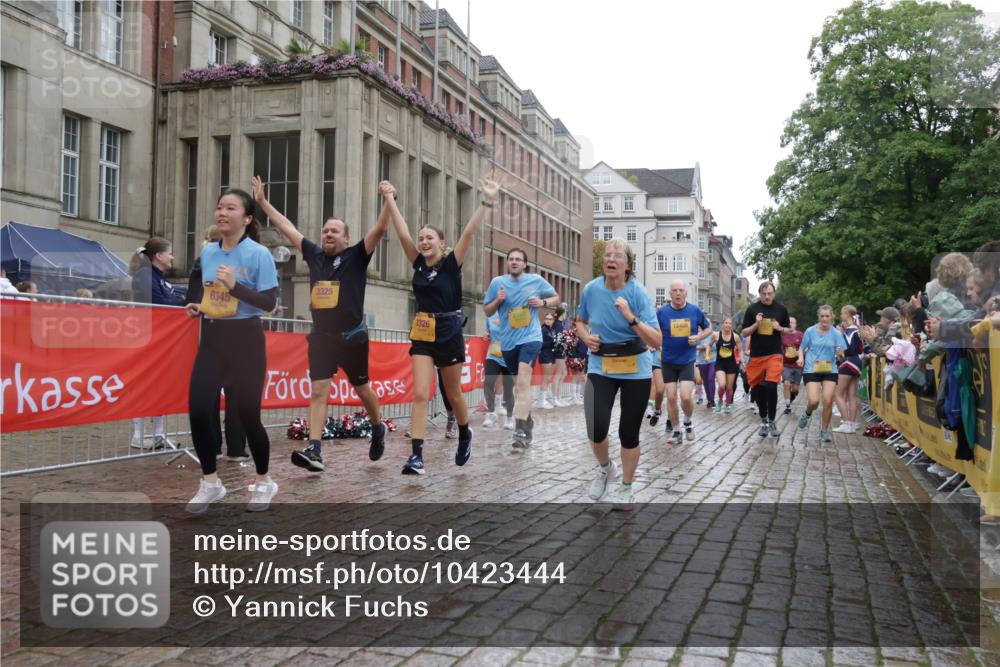 13.09.2026 - Kiel Lauf Yannick Fuchs http://msf.ph/oto/10423444 13.09.2026 10:58:45 Ziel 79, 1521, 2156, 2307, 2473, 2559, 2896, 2994, 3943, 3944, 4395, 6497, 7888, 8004, 8059, 8348, 8841, 9417, 10969, 11514, 11699, 12659, 12672, 91, 819, 833, 971, 1253, 1404, 1858, 1910, 1978, 2309, 2461, 2752, 2965, 3222, 3235, 3237, 3325, 3326, 3559, 3671, 3833, 3842, 4160, 4212, 4456, 5172, 5314, 5605, 5668, 5775, 6345, 6906, 6982, 7256, 7315, 7340, 7367, 7482, 7738, 7856, 7888, 7949, 8381, 8752, 9132, 9417, 9458, 9809, 9827, 9937, 10135, 10503, 10878, 11023, 724, 905, 8253 meine-sportfotos.de