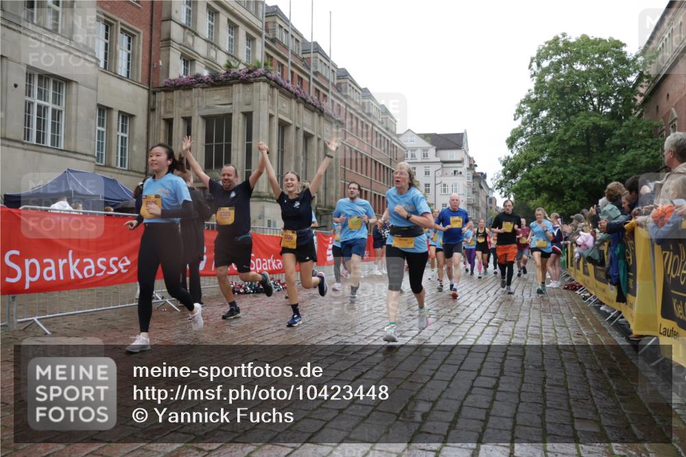 13.09.2026 - Kiel Lauf Yannick Fuchs http://msf.ph/oto/10423448 13.09.2026 10:58:45 Ziel 79, 1521, 2156, 2307, 2473, 2559, 2896, 2994, 3943, 3944, 4395, 6497, 7888, 8004, 8059, 8348, 8841, 9417, 10969, 11514, 11699, 12659, 12672, 91, 819, 833, 971, 1253, 1404, 1858, 1910, 1978, 2309, 2461, 2752, 2965, 3222, 3235, 3237, 3325, 3326, 3559, 3671, 3833, 3842, 4160, 4212, 4456, 5172, 5314, 5605, 5668, 5775, 6345, 6906, 6982, 7256, 7315, 7340, 7367, 7482, 7738, 7856, 7888, 7949, 8381, 8752, 9132, 9417, 9458, 9809, 9827, 9937, 10135, 10503, 10878, 11023, 724, 905, 8253 meine-sportfotos.de