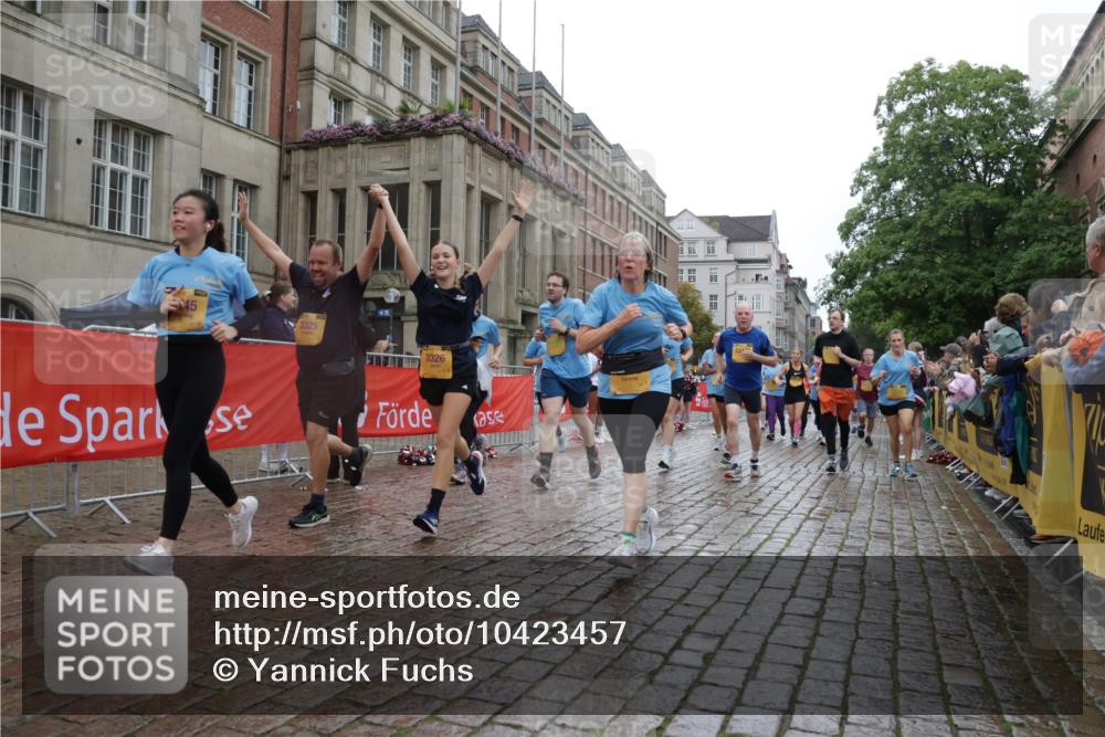 13.09.2026 - Kiel Lauf Yannick Fuchs http://msf.ph/oto/10423457 13.09.2026 10:58:45 Ziel 79, 1521, 2156, 2307, 2473, 2559, 2896, 2994, 3943, 3944, 4395, 6497, 7888, 8004, 8059, 8348, 8841, 9417, 10969, 11514, 11699, 12659, 12672, 91, 819, 833, 971, 1253, 1404, 1858, 1910, 1978, 2309, 2461, 2752, 2965, 3222, 3235, 3237, 3325, 3326, 3559, 3671, 3833, 3842, 4160, 4212, 4456, 5172, 5314, 5605, 5668, 5775, 6345, 6906, 6982, 7256, 7315, 7340, 7367, 7482, 7738, 7856, 7888, 7949, 8381, 8752, 9132, 9417, 9458, 9809, 9827, 9937, 10135, 10503, 10878, 11023, 724, 905, 8253 meine-sportfotos.de