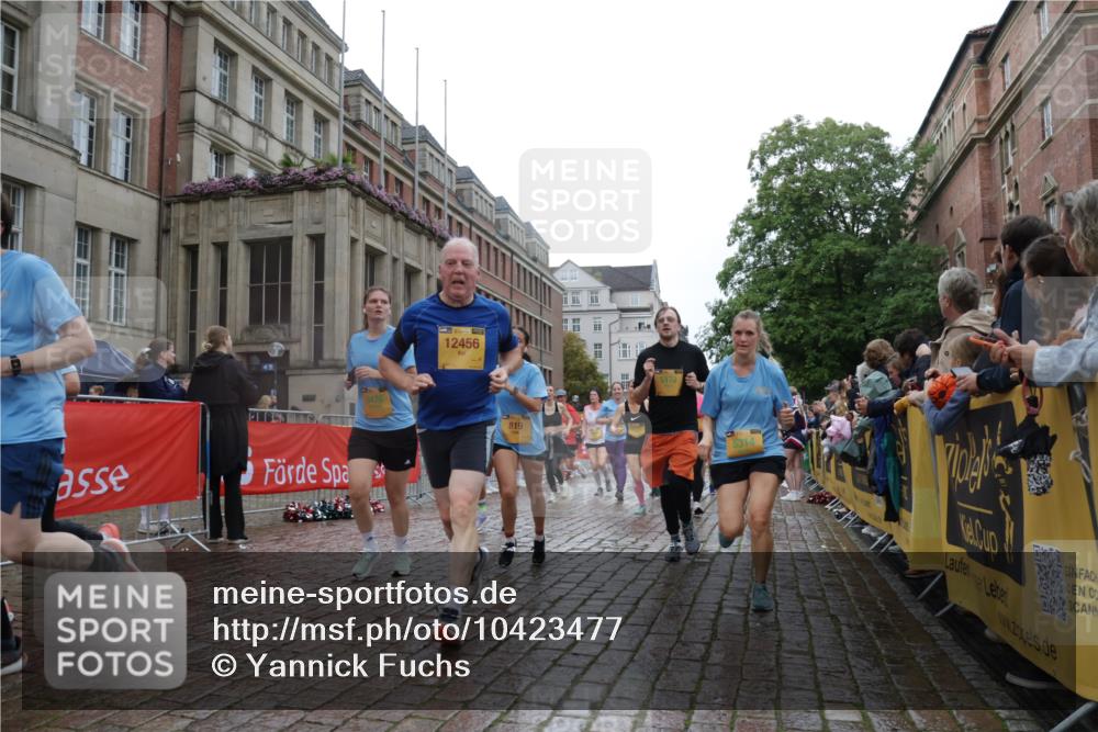 13.09.2026 - Kiel Lauf Yannick Fuchs http://msf.ph/oto/10423477 13.09.2026 10:58:47 Ziel 79, 1521, 2156, 2307, 2473, 2559, 2896, 2994, 3943, 3944, 6497, 8004, 8059, 8348, 8841, 9306, 9387, 10969, 11087, 11699, 12659, 12672, 12694, 91, 819, 971, 1253, 1404, 1858, 1910, 1978, 2309, 2461, 2752, 2965, 3222, 3235, 3237, 3326, 3559, 3671, 3833, 3842, 4160, 4212, 4395, 4456, 5172, 5314, 5605, 5668, 5775, 6906, 6982, 7256, 7315, 7340, 7367, 7482, 7738, 7856, 7888, 7949, 8004, 8381, 8752, 9132, 9417, 9458, 9809, 9827, 9937, 10135, 10503, 10878, 11023, 12672, 724 meine-sportfotos.de