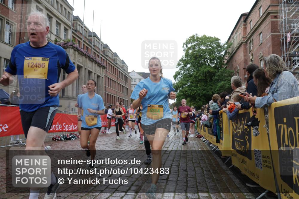 13.09.2026 - Kiel Lauf Yannick Fuchs http://msf.ph/oto/10423483 13.09.2026 10:58:47 Ziel 79, 1521, 2156, 2307, 2473, 2559, 2896, 2994, 3943, 3944, 6497, 8004, 8059, 8348, 8841, 9306, 9387, 10969, 11087, 11699, 12659, 12672, 12694, 91, 819, 971, 1253, 1404, 1858, 1910, 1978, 2309, 2461, 2752, 2965, 3222, 3235, 3237, 3326, 3559, 3671, 3833, 3842, 4160, 4212, 4395, 4456, 5172, 5314, 5605, 5668, 5775, 6906, 6982, 7256, 7315, 7340, 7367, 7482, 7738, 7856, 7888, 7949, 8004, 8381, 8752, 9132, 9417, 9458, 9809, 9827, 9937, 10135, 10503, 10878, 11023, 12672, 724 meine-sportfotos.de