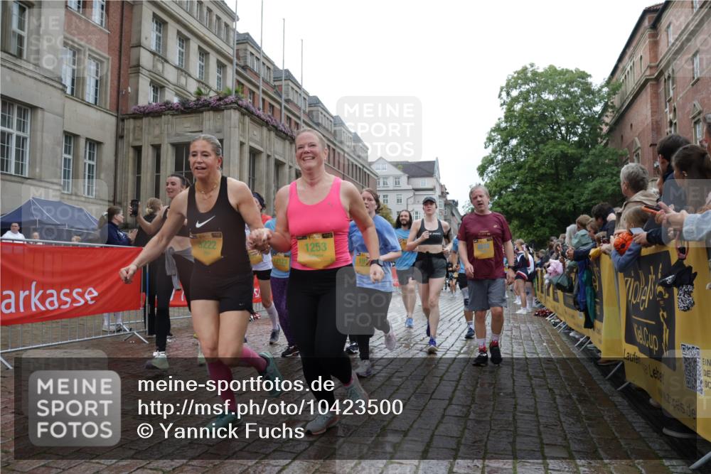 13.09.2026 - Kiel Lauf Yannick Fuchs http://msf.ph/oto/10423500 13.09.2026 10:58:49 Ziel 1521, 1729, 2156, 2307, 2473, 2559, 2896, 2994, 3943, 3944, 8059, 8348, 8841, 9306, 9313, 9387, 10969, 11087, 11699, 12223, 12659, 12694, 79, 91, 819, 971, 1253, 1404, 1858, 1910, 1978, 2309, 2461, 2752, 2965, 3222, 3235, 3237, 3559, 3671, 3833, 3842, 4212, 4395, 4456, 5172, 5605, 5668, 5775, 6497, 6906, 7256, 7315, 7340, 7367, 7482, 7738, 7856, 7888, 7949, 8004, 8381, 8752, 9132, 9417, 9458, 9809, 9827, 9937, 10135, 10503, 10878, 11023, 12672, 724, 3480 meine-sportfotos.de