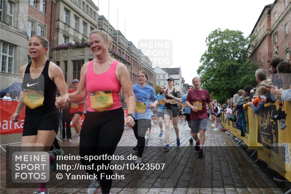 13.09.2026 - Kiel Lauf Yannick Fuchs http://msf.ph/oto/10423507 13.09.2026 10:58:50 Ziel 1521, 1729, 2156, 2265, 2307, 2473, 2559, 2896, 2994, 3943, 3944, 8059, 8348, 8841, 9306, 9313, 9387, 10969, 11087, 11699, 12223, 12520, 12659, 12694, 79, 91, 971, 1253, 1404, 1858, 1910, 1978, 2309, 2461, 2752, 2965, 3222, 3235, 3237, 3559, 3671, 3833, 3842, 4212, 4395, 4456, 5605, 5668, 5775, 6497, 6906, 7315, 7340, 7367, 7482, 7738, 7856, 7888, 7949, 8004, 8381, 8752, 8841, 9132, 9417, 9458, 9809, 9827, 9937, 10135, 10503, 10878, 11023, 12659, 12672, 724, 3480 meine-sportfotos.de