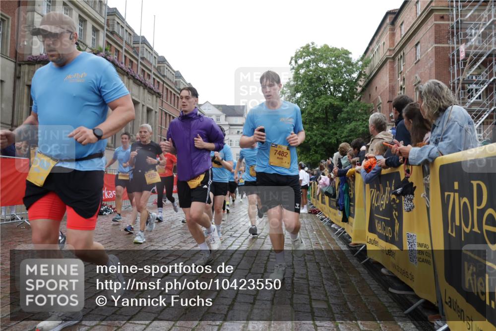 13.09.2026 - Kiel Lauf Yannick Fuchs http://msf.ph/oto/10423550 13.09.2026 10:58:56 Ziel 788, 1085, 1094, 1729, 1990, 2265, 2307, 2557, 2559, 2994, 3943, 3944, 7757, 8059, 8188, 8348, 9306, 9313, 9387, 10654, 10655, 10969, 11087, 11585, 12223, 12520, 12694, 79, 91, 971, 1521, 1858, 1978, 2156, 2307, 2461, 2473, 2752, 2896, 2965, 3235, 3237, 3559, 3833, 3842, 4395, 4456, 5605, 5775, 6497, 6906, 7315, 7367, 7482, 7738, 7856, 7888, 7949, 8004, 8381, 8752, 8841, 9132, 9417, 9809, 9827, 9937, 10135, 10503, 10878, 11023, 11699, 12659, 12672, 724, 2385, 2639, 3480 meine-sportfotos.de
