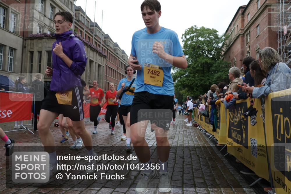 13.09.2026 - Kiel Lauf Yannick Fuchs http://msf.ph/oto/10423561 13.09.2026 10:58:56 Ziel 788, 1085, 1094, 1729, 1990, 2265, 2307, 2557, 2559, 2994, 3943, 3944, 7757, 8059, 8188, 8348, 9306, 9313, 9387, 10654, 10655, 10969, 11087, 11585, 12223, 12520, 12694, 79, 91, 971, 1521, 1858, 1978, 2156, 2307, 2461, 2473, 2752, 2896, 2965, 3235, 3237, 3559, 3833, 3842, 4395, 4456, 5605, 5775, 6497, 6906, 7315, 7367, 7482, 7738, 7856, 7888, 7949, 8004, 8381, 8752, 8841, 9132, 9417, 9809, 9827, 9937, 10135, 10503, 10878, 11023, 11699, 12659, 12672, 724, 2385, 2639, 3480 meine-sportfotos.de