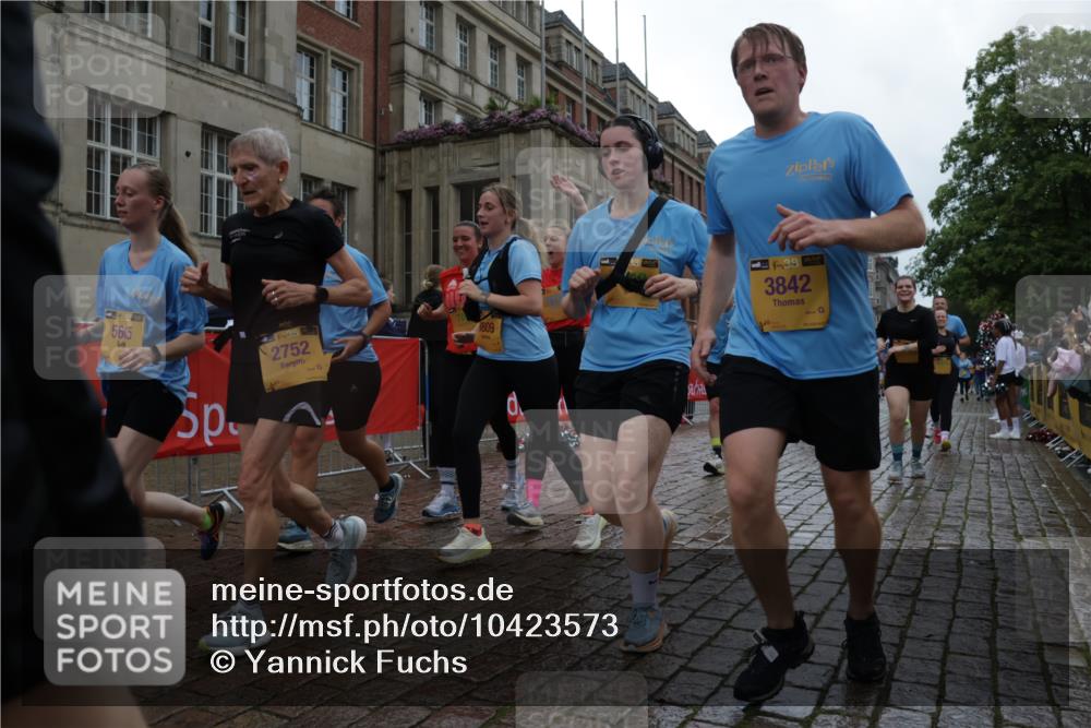 13.09.2026 - Kiel Lauf Yannick Fuchs http://msf.ph/oto/10423573 13.09.2026 10:58:57 Ziel 788, 1085, 1094, 1729, 1990, 2265, 2557, 2559, 2994, 3943, 3944, 7757, 8059, 8188, 8348, 9306, 9313, 9387, 10167, 10654, 10655, 10969, 11087, 11585, 12223, 12520, 12694, 79, 91, 971, 1521, 1858, 1978, 2156, 2307, 2461, 2473, 2752, 2896, 2965, 3235, 3237, 3559, 3833, 3842, 4395, 4456, 5605, 5775, 6497, 6906, 7315, 7367, 7482, 7738, 7856, 7888, 7949, 8004, 8381, 8752, 8841, 9132, 9417, 9809, 9827, 9937, 10135, 10503, 10878, 11023, 11699, 12659, 12672, 724, 2385, 2639, 3480 meine-sportfotos.de