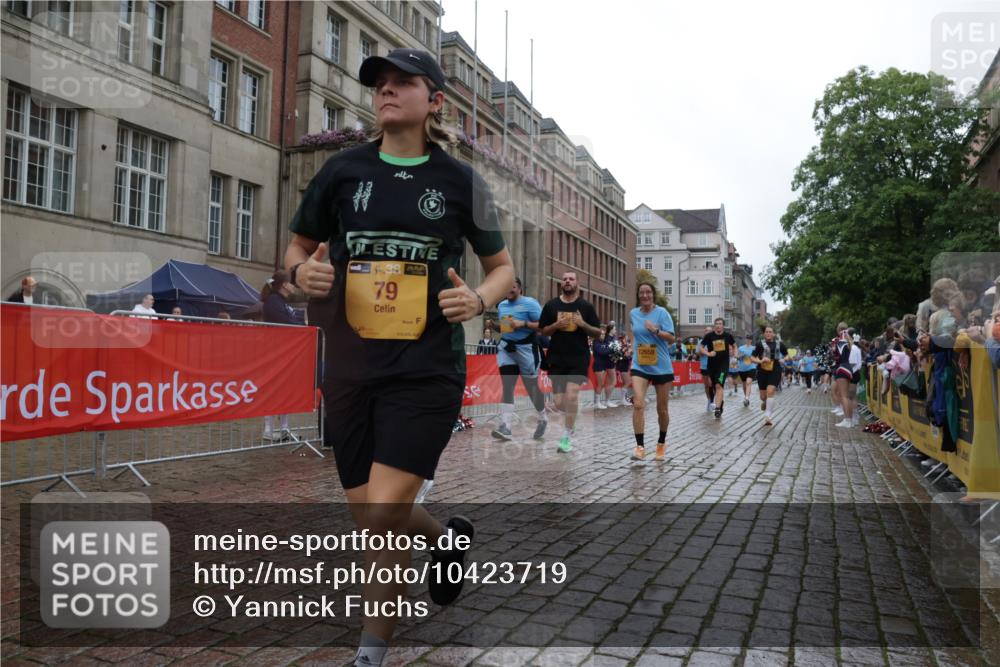 13.09.2026 - Kiel Lauf Yannick Fuchs http://msf.ph/oto/10423719 13.09.2026 10:59:12 Ziel 724, 2385, 2639, 2862, 3332, 3480, 4192, 4609, 5188, 5519, 5836, 7417, 9227, 9242, 9405, 10167, 10255, 10551, 10871, 11126, 11350, 12482, 79, 788, 1085, 1094, 1521, 1729, 1990, 2156, 2265, 2307, 2473, 2557, 2559, 2896, 2994, 3943, 3944, 6497, 7757, 8004, 8059, 8188, 8348, 8841, 9306, 9313, 9387, 10167, 10654, 10655, 10969, 11087, 11585, 11699, 12223, 12520, 12659, 12672, 620, 1825, 1835, 2394, 2771, 2828, 4342, 5891, 5977, 5987, 6693, 7066, 7112, 7734, 10799, 79 meine-sportfotos.de