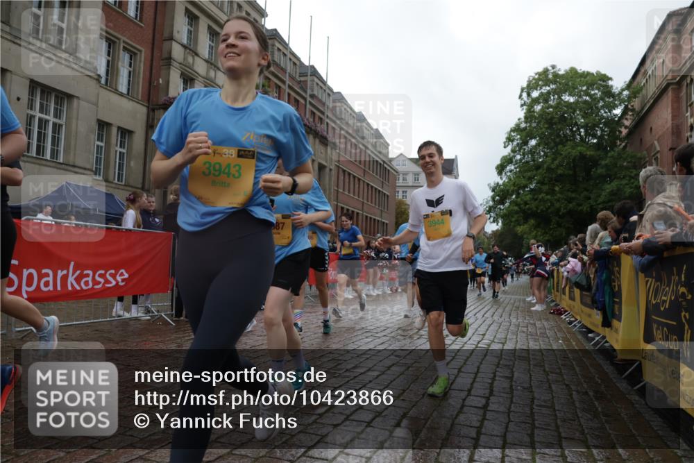 13.09.2026 - Kiel Lauf Yannick Fuchs http://msf.ph/oto/10423866 13.09.2026 10:59:24 Ziel 1825, 1835, 2385, 2394, 2639, 2771, 2828, 4342, 4897, 5519, 5891, 5977, 5987, 6693, 7066, 7112, 7527, 7734, 8208, 9227, 9242, 9684, 9700, 9778, 10251, 10453, 10536, 10799, 10871, 11016, 11177, 11202, 11340, 11350, 12359, 12482, 724, 788, 1085, 1094, 1729, 1990, 2265, 2385, 2557, 2559, 2862, 3332, 3480, 3943, 3944, 4192, 4609, 5188, 5836, 7417, 7757, 8059, 8188, 8348, 9306, 9313, 9387, 9405, 10167, 10255, 10551, 10654, 10655, 10969, 11087, 11126, 11585, 12223, 12520, 620 meine-sportfotos.de