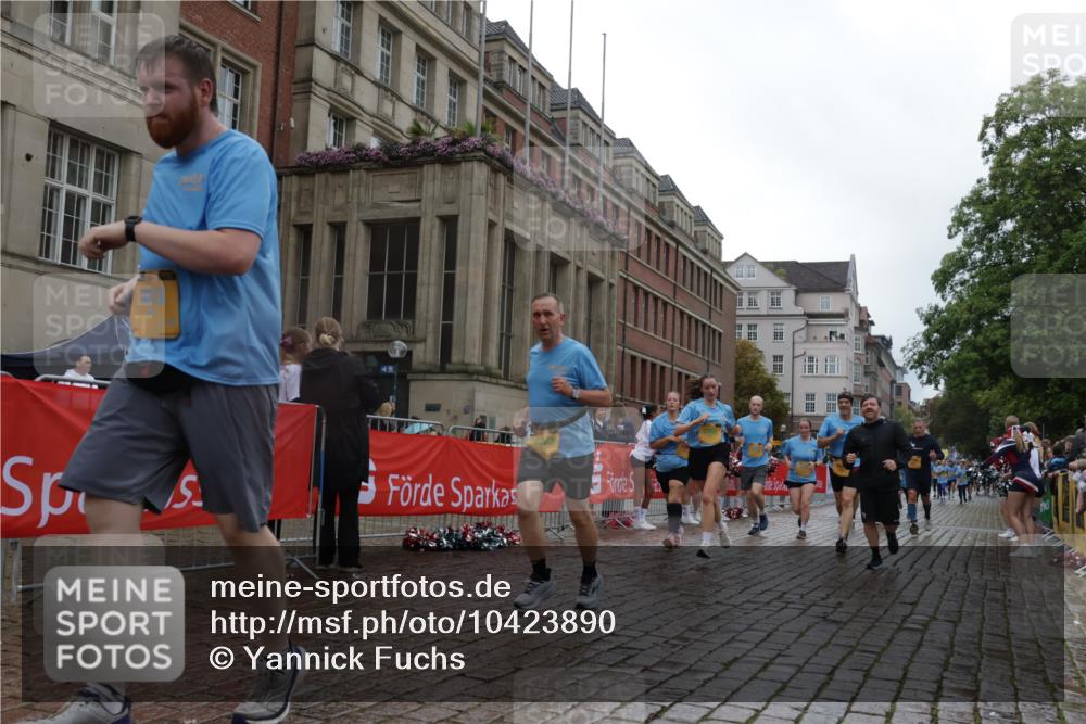 13.09.2026 - Kiel Lauf Yannick Fuchs http://msf.ph/oto/10423890 13.09.2026 10:59:27 Ziel 620, 1825, 1835, 2354, 2394, 2771, 2828, 3348, 4342, 4897, 5891, 5977, 5987, 6693, 7066, 7112, 7527, 7734, 8208, 9242, 9684, 9700, 9778, 10251, 10453, 10536, 10799, 11016, 11177, 11202, 11340, 12359, 724, 788, 1085, 1094, 1729, 1990, 2265, 2385, 2557, 2639, 2862, 3332, 3480, 4192, 4609, 5188, 5519, 5836, 7417, 7757, 8188, 9227, 9242, 9306, 9313, 9405, 10167, 10255, 10551, 10654, 10655, 10871, 11126, 11585, 12223, 12520, 1729 meine-sportfotos.de