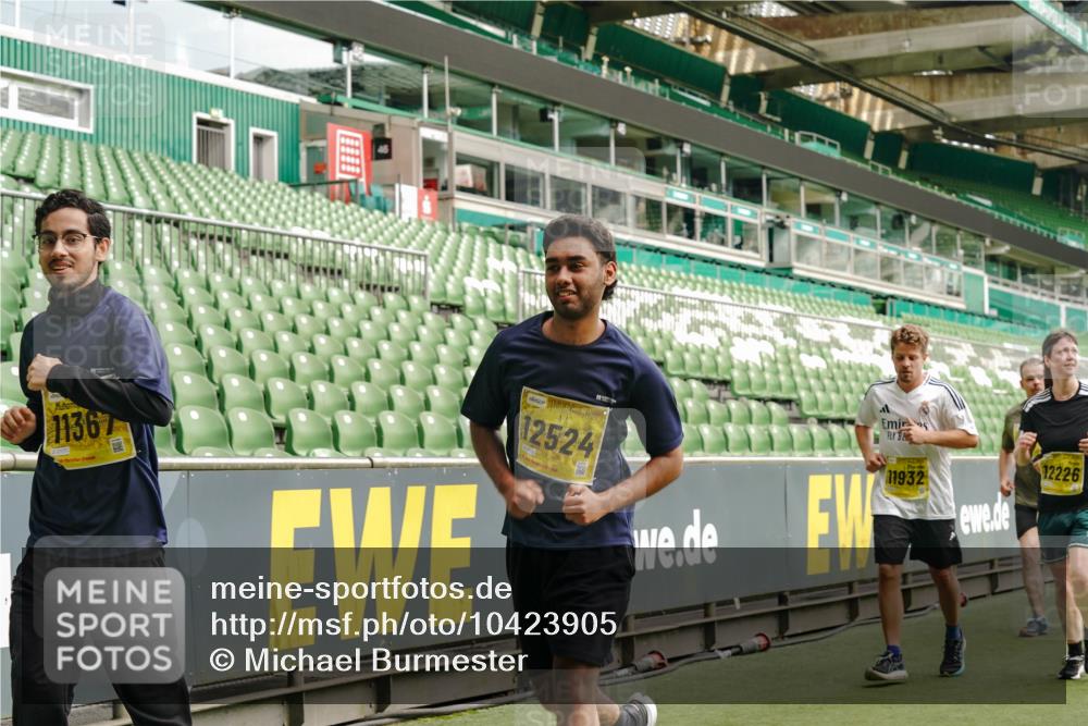 13.09.2026 - 21. swb-Marathon Bremen Michael Burmester http://msf.ph/oto/10423905 13.09.2026 10:46:46 Laufen im Stadion 10161, 10202, 10242, 10349, 10430, 10472, 10524, 10535, 10651, 10895, 10933, 10970, 11050, 11181, 11244, 11296, 11309, 11367, 11457, 11529, 11530, 11546, 11573, 11574, 11579, 11639, 11675, 11709, 11760, 11821, 12153, 12157, 12177, 12178, 12211, 12285, 12316, 12317, 12374, 12422, 12462, 10002, 10004, 10005, 10148, 10271, 10303, 10325, 10330, 10335, 10361, 10362, 10459, 10513, 10629, 10756, 10779, 10882, 10997, 11355 meine-sportfotos.de