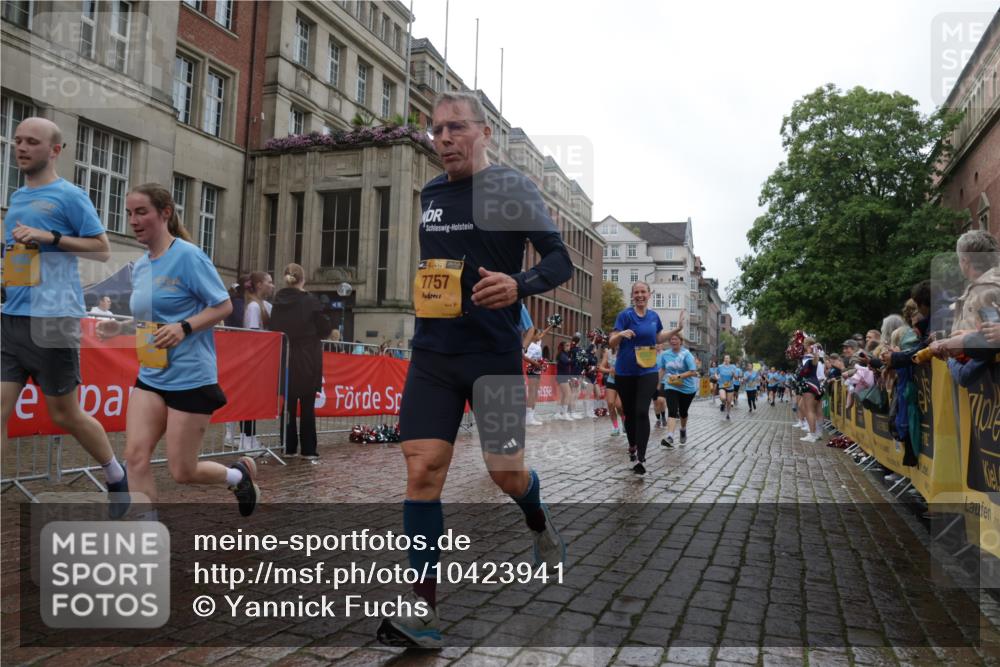13.09.2026 - Kiel Lauf Yannick Fuchs http://msf.ph/oto/10423941 13.09.2026 10:59:31 Ziel 620, 683, 1835, 2354, 2394, 2771, 2828, 3108, 3113, 3348, 3663, 5173, 5382, 5608, 5891, 5977, 5987, 6693, 7066, 7112, 7734, 8208, 9684, 9700, 9778, 9971, 10157, 10453, 10536, 10799, 11016, 11177, 11202, 12359, 12408, 724, 788, 1085, 1094, 1825, 1990, 2385, 2557, 2639, 2862, 3332, 3480, 4192, 4342, 4609, 4897, 5188, 5519, 5836, 5891, 7417, 7527, 7734, 7757, 8188, 9227, 9242, 9405, 10167, 10251, 10255, 10551, 10654, 10655, 10871, 11126, 11585, 1729 meine-sportfotos.de
