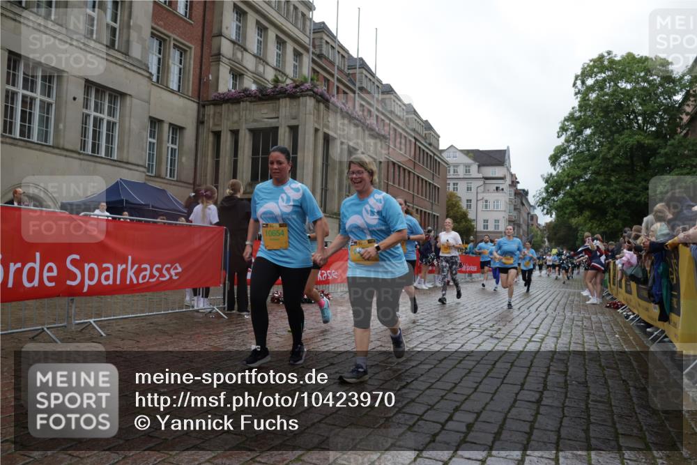 13.09.2026 - Kiel Lauf Yannick Fuchs http://msf.ph/oto/10423970 13.09.2026 10:59:34 Ziel 620, 683, 1835, 2354, 2394, 2771, 3108, 3113, 3176, 3348, 3663, 5173, 5382, 5608, 5977, 6693, 7112, 7454, 7614, 8208, 8234, 8723, 8884, 9700, 9778, 9971, 10157, 10799, 10918, 11016, 11177, 11202, 12359, 12408, 724, 1825, 2385, 2557, 2639, 2828, 2862, 3332, 3480, 4192, 4342, 4609, 4897, 5188, 5519, 5836, 5891, 5987, 7066, 7112, 7417, 7527, 7734, 8188, 9227, 9242, 9405, 9684, 9700, 10167, 10251, 10255, 10453, 10536, 10551, 10654, 10655, 10871, 11126, 11585, 1729 meine-sportfotos.de