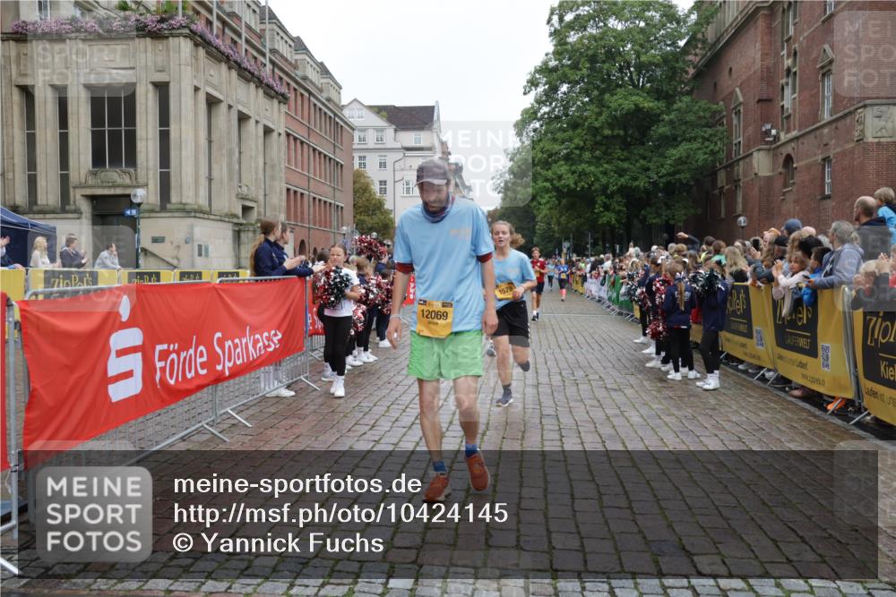 13.09.2026 - Kiel Lauf Yannick Fuchs http://msf.ph/oto/10424145 13.09.2026 09:45:33 Ziel 1023, 1579, 2017, 2835, 3408, 5369, 5399, 6038, 7854, 8126, 8152, 9456, 10498, 11939, 12069, 12281, 98, 312, 1503, 2282, 2456, 2786, 3138, 3479, 3503, 3507, 3517, 3717, 4606, 5103, 5399, 5400, 5562, 5672, 5811, 6097, 6098, 6135, 6556, 8189, 8854, 9425, 9760, 9897, 10006, 12347, 12348, 12351, 557, 2127, 2788, 3025, 3142, 3301, 3974, 4413, 4569, 5511, 5757, 7202, 7349, 7572, 9841, 10036, 10142, 10392, 10445, 12374, 2456, 2704, 3138, 4118, 5939, 6023 meine-sportfotos.de
