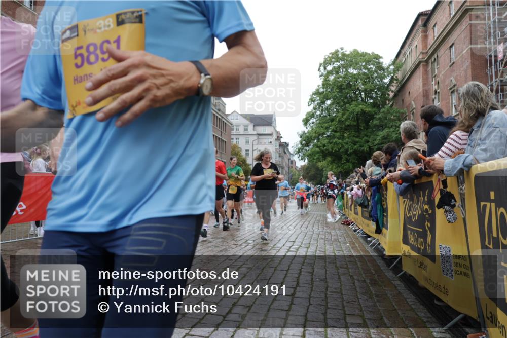 13.09.2026 - Kiel Lauf Yannick Fuchs http://msf.ph/oto/10424191 13.09.2026 10:59:56 Ziel 469, 964, 1002, 1562, 1728, 1895, 1948, 2287, 3063, 4509, 5261, 5627, 6295, 7398, 7543, 7954, 8120, 9271, 9299, 11007, 11377, 11415, 620, 683, 747, 988, 1835, 2354, 2394, 2771, 2828, 3108, 3113, 3176, 3348, 3607, 3663, 5173, 5382, 5608, 5891, 5977, 5987, 6693, 7066, 7112, 7350, 7454, 7543, 7614, 7734, 8208, 8234, 8723, 8884, 9684, 9700, 9778, 9971, 10157, 10453, 10536, 10799, 10916, 10918, 11016, 11177, 12359, 12408, 173, 327, 2187, 3121, 2828, 4342, 5891, 7066, 7734 meine-sportfotos.de