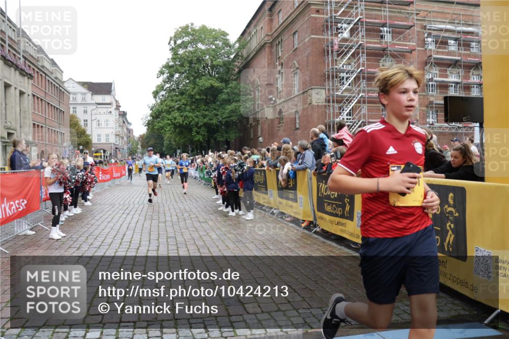 13.09.2026 - Kiel Lauf Yannick Fuchs http://msf.ph/oto/10424213 13.09.2026 09:45:39 Ziel 1023, 1579, 3025, 4413, 6038, 7349, 8126, 10142, 10392, 10445, 12069, 12281, 312, 1503, 2017, 2282, 2786, 2835, 3408, 3479, 3503, 3507, 3517, 4606, 5103, 5369, 5399, 5400, 5672, 5811, 6097, 6098, 6556, 7854, 8152, 8854, 9425, 9456, 9760, 9897, 10006, 10498, 11939, 12347, 12348, 12351, 557, 1418, 2127, 2788, 3142, 3301, 3974, 4569, 5511, 5757, 5829, 7202, 7572, 7911, 7924, 8244, 8611, 8859, 9841, 10036, 10719, 12374, 12841, 98, 312, 2456, 2704, 3138 meine-sportfotos.de