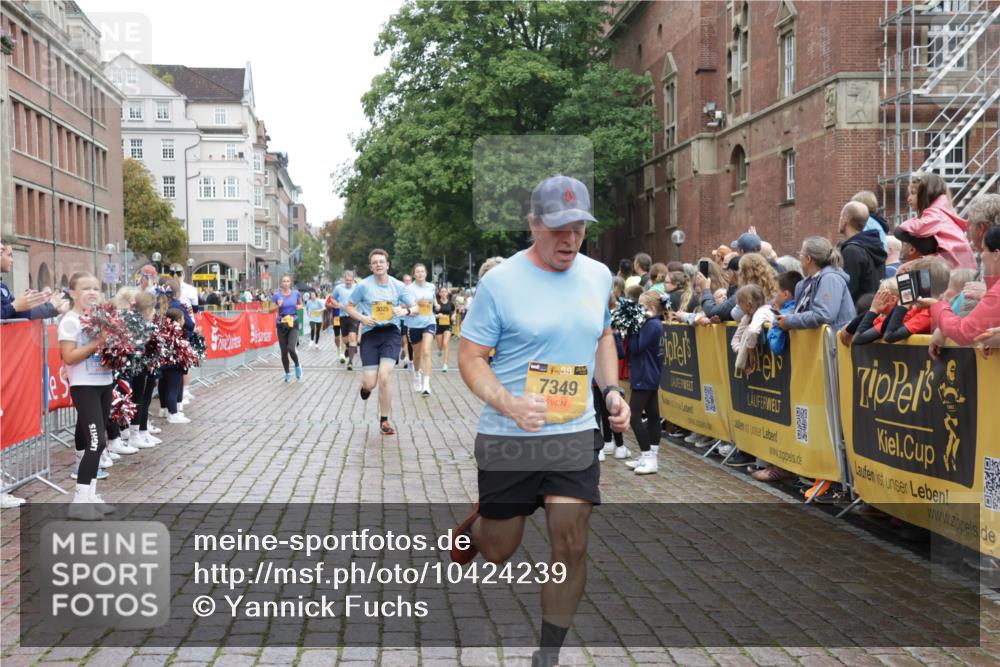 13.09.2026 - Kiel Lauf Yannick Fuchs http://msf.ph/oto/10424239 13.09.2026 09:45:41 Ziel 1023, 1579, 2788, 3025, 3974, 4413, 4569, 6038, 7202, 7349, 8126, 10142, 10392, 10445, 12069, 12281, 312, 1503, 2017, 2282, 2786, 2835, 3408, 3479, 3503, 3507, 4606, 5103, 5369, 5399, 5400, 5672, 5811, 6097, 6098, 6556, 7854, 8152, 8854, 9425, 9456, 9760, 9897, 10006, 10498, 11939, 12069, 12347, 12348, 12351, 557, 1415, 1418, 2127, 3142, 3301, 4909, 4910, 5234, 5511, 5757, 5829, 7572, 7911, 7924, 8244, 8611, 8859, 9841, 10036, 10719, 12374, 12841, 98, 312, 2786, 3138 meine-sportfotos.de
