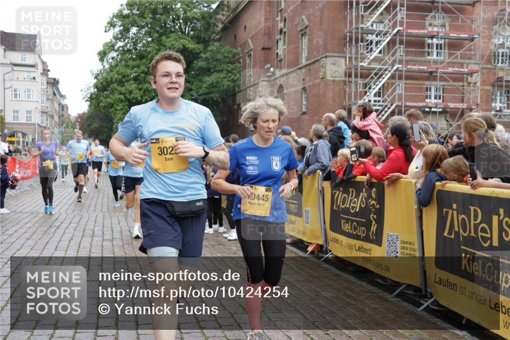13.09.2026 - Kiel Lauf Yannick Fuchs http://msf.ph/oto/10424254 13.09.2026 09:45:43 Ziel 1023, 2788, 3025, 3974, 4413, 4569, 5511, 7202, 7349, 8126, 10142, 10392, 10445, 12281, 1503, 1579, 2017, 2282, 2786, 2835, 3408, 3479, 3503, 3507, 4606, 5103, 5369, 5399, 5400, 5672, 5811, 6038, 6097, 6098, 6556, 7854, 8152, 8854, 9425, 9456, 9760, 9897, 10006, 10498, 11939, 12069, 12347, 12348, 12351, 557, 1415, 1418, 2127, 3142, 3301, 4909, 4910, 5234, 5757, 5829, 7572, 7911, 7924, 8244, 8611, 8859, 9841, 10036, 10719, 12374, 12841, 98, 312, 2786, 3138 meine-sportfotos.de