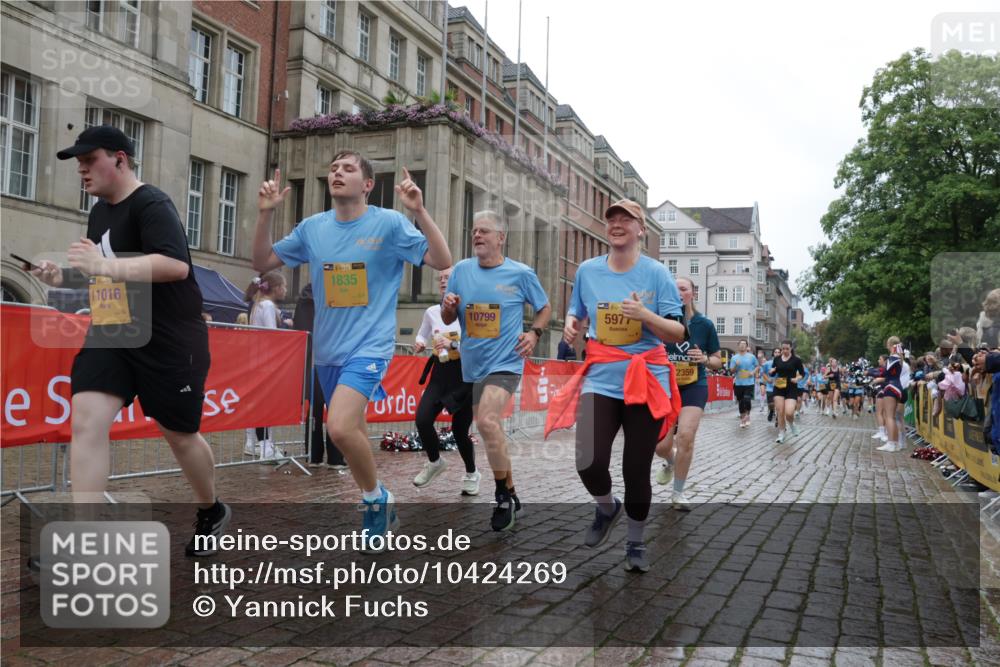 13.09.2026 - Kiel Lauf Yannick Fuchs http://msf.ph/oto/10424269 13.09.2026 11:00:01 Ziel 753, 964, 1562, 1728, 1895, 1948, 2287, 3775, 4437, 4509, 6295, 7398, 8120, 9140, 9271, 10996, 11007, 11377, 11415, 469, 620, 683, 747, 988, 1002, 1835, 2354, 2394, 2771, 3063, 3108, 3113, 3176, 3348, 3607, 3663, 5173, 5261, 5382, 5608, 5627, 5977, 7350, 7454, 7543, 7614, 7954, 8234, 8723, 8884, 9299, 9778, 9971, 10157, 10799, 10916, 10918, 11016, 11177, 12359, 12408, 173, 327, 1036, 2150, 2151, 2187, 2558, 2915, 3121, 2828, 4342, 5891, 7066, 7734 meine-sportfotos.de