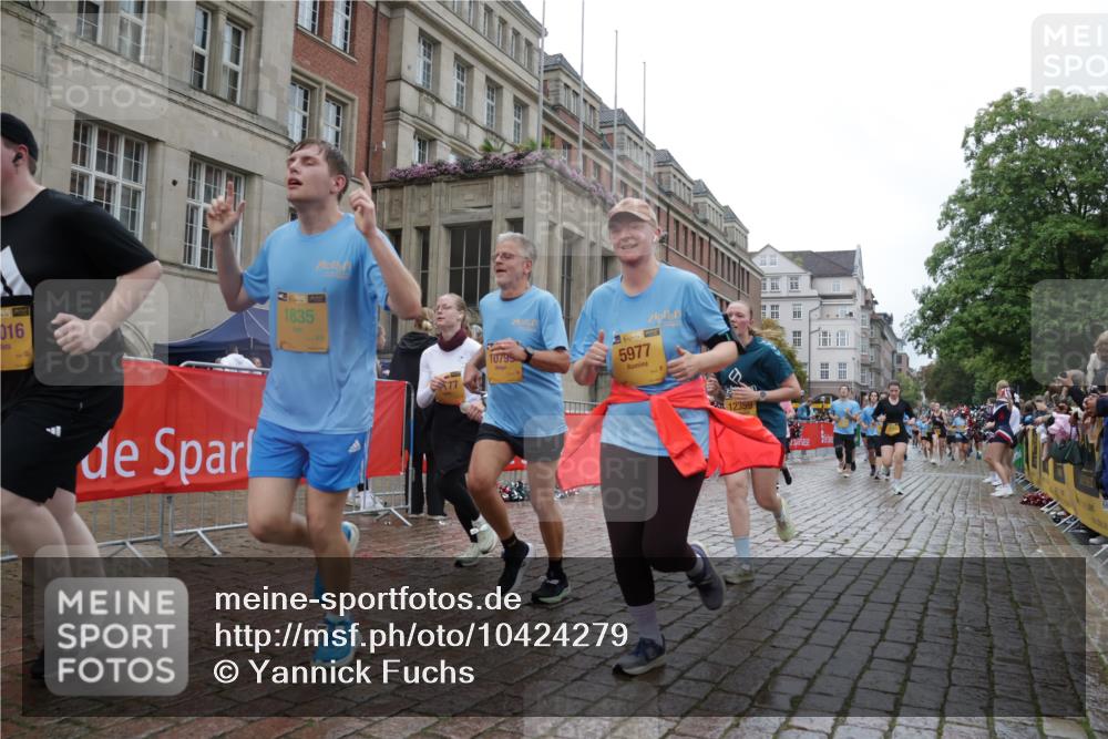 13.09.2026 - Kiel Lauf Yannick Fuchs http://msf.ph/oto/10424279 13.09.2026 11:00:02 Ziel 753, 964, 1078, 1562, 1728, 1895, 1948, 2287, 2382, 3775, 4437, 4509, 6295, 7398, 8120, 9140, 9271, 10996, 11007, 11377, 11415, 11503, 469, 620, 683, 747, 988, 1002, 1835, 2287, 2354, 3063, 3108, 3113, 3176, 3348, 3607, 3663, 5173, 5261, 5382, 5608, 5627, 5977, 7350, 7454, 7543, 7614, 7954, 8234, 8723, 8884, 9299, 9971, 10157, 10799, 10916, 10918, 11016, 11177, 12359, 12408, 173, 327, 1036, 2150, 2151, 2187, 2558, 2915, 3121, 3793, 2828, 4342, 5891, 7066, 7734 meine-sportfotos.de