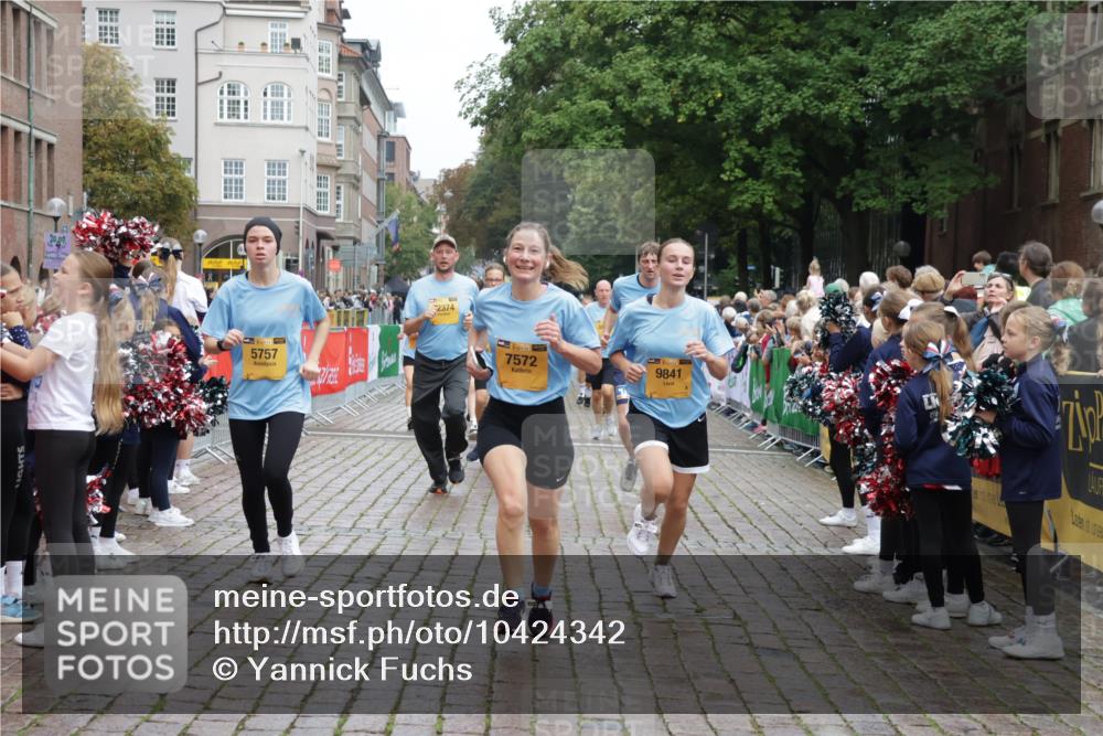 13.09.2026 - Kiel Lauf Yannick Fuchs http://msf.ph/oto/10424342 13.09.2026 09:45:50 Ziel 557, 1418, 2127, 2788, 3025, 3142, 3301, 3974, 4413, 4569, 5511, 5757, 5829, 7202, 7572, 9841, 10036, 10142, 10392, 10445, 12374, 12841, 1023, 1503, 1579, 2017, 2282, 2835, 3408, 4606, 5103, 5369, 5399, 5400, 5811, 6038, 7349, 7854, 8126, 8152, 8854, 9425, 9456, 9897, 10498, 11939, 12069, 12281, 12347, 1415, 2482, 4909, 4910, 4918, 5234, 6732, 7015, 7911, 7924, 8244, 8611, 8859, 10203, 10685, 10719, 10898, 11076, 11078, 2282, 2786, 3479 meine-sportfotos.de