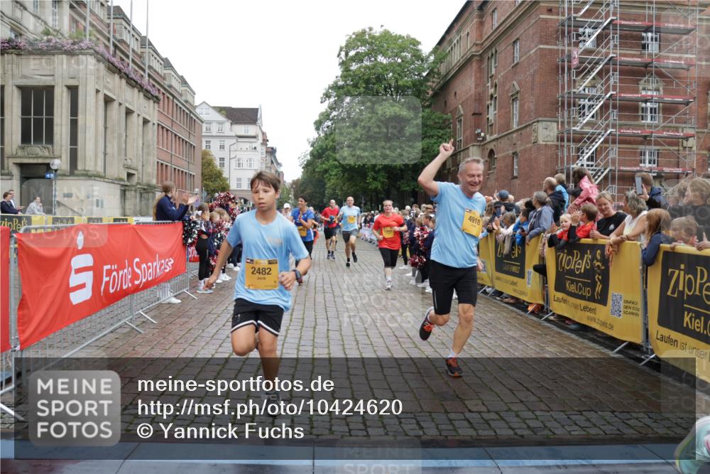 13.09.2026 - Kiel Lauf Yannick Fuchs http://msf.ph/oto/10424620 13.09.2026 09:46:07 Ziel 1415, 2482, 4909, 4910, 4918, 5234, 6732, 7015, 7924, 8125, 8611, 10203, 10685, 10898, 11076, 11078, 557, 1023, 1418, 1579, 2127, 2788, 3025, 3142, 3301, 3974, 4413, 4569, 5511, 5757, 5829, 6038, 7202, 7349, 7572, 7911, 7924, 8126, 8244, 8859, 9841, 10036, 10142, 10392, 10445, 10719, 12281, 12374, 12841, 167, 181, 442, 3052, 3361, 3954, 5855, 5955, 6857, 7308, 10117, 10913, 11316, 11859, 12495, 12621, 1023, 1579, 2017, 2835, 5369, 6038 meine-sportfotos.de