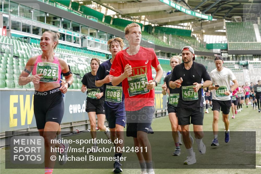 13.09.2026 - 21. swb-Marathon Bremen Michael Burmester http://msf.ph/oto/10424811 13.09.2026 13:01:15 Laufen im Stadion 135, 150, 242, 260, 282, 318, 342, 440, 531, 651, 687, 930, 946, 1006, 1067, 1209, 1368, 1436, 1448, 1493, 1494, 1582, 1650, 1861, 1896, 1935, 1963, 2033, 2047, 2062, 2088, 2293, 2306, 2322, 2370, 2409, 2427, 2485, 2490, 2491, 2517, 2560, 2561, 2627, 2638, 2658, 2686, 2700, 2708, 2781, 2906, 2914, 2967, 2987, 3076, 3105, 3145, 3168, 3173, 3273, 3334, 3354, 3372, 3374, 3375, 3385, 3392, 3480, 3524, 3526, 3527, 3642, 3667, 3729, 3774, 3806, 3855, 3856, 3861 meine-sportfotos.de