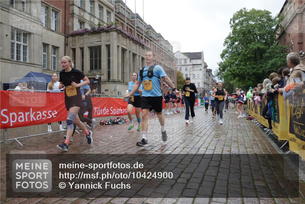 13.09.2026 - Kiel Lauf Yannick Fuchs http://msf.ph/oto/10424900 13.09.2026 11:01:13 Ziel 539, 823, 842, 1448, 1522, 1744, 2132, 2637, 3340, 4788, 5052, 5552, 6300, 6522, 6653, 7651, 8469, 8596, 11216, 11217, 11581, 11805, 11857, 12010, 12151, 48, 190, 1314, 1795, 2038, 2144, 2658, 2697, 3423, 3425, 4055, 4529, 4530, 4769, 4855, 4915, 5648, 5794, 5912, 6399, 6426, 6995, 6996, 7214, 7456, 7516, 7610, 8229, 8590, 8622, 9199, 9594, 9899, 9900, 10339, 10480, 10529, 10700, 10885, 11972, 12192, 12326, 955, 1018, 3626, 3662, 5451, 7191, 8307, 362 meine-sportfotos.de