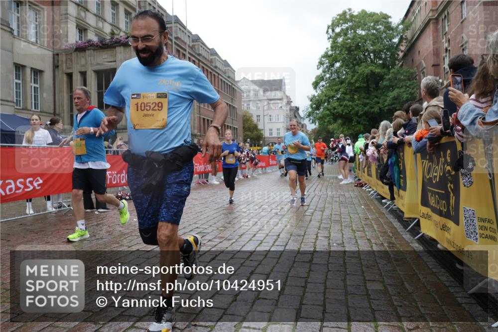 13.09.2026 - Kiel Lauf Yannick Fuchs http://msf.ph/oto/10424951 13.09.2026 11:01:17 Ziel 539, 823, 842, 1448, 1522, 1744, 2637, 3340, 4788, 5052, 5451, 5552, 6300, 6522, 6653, 7191, 7651, 8469, 8596, 9525, 11056, 11216, 11217, 11502, 11505, 11581, 11805, 11857, 12010, 12151, 48, 190, 1314, 1522, 2038, 2132, 2144, 2637, 2658, 2697, 3423, 3425, 4055, 4529, 4530, 4769, 4915, 5648, 6399, 6426, 6995, 6996, 7456, 7516, 7610, 8229, 8622, 9199, 9594, 9899, 9900, 10339, 10480, 10529, 10700, 10885, 11972, 12192, 12326, 955, 1018, 3626, 3662, 8307 meine-sportfotos.de
