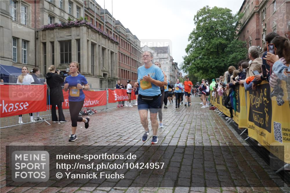 13.09.2026 - Kiel Lauf Yannick Fuchs http://msf.ph/oto/10424957 13.09.2026 11:01:18 Ziel 539, 823, 842, 1018, 1448, 1744, 3340, 4788, 5052, 5451, 5552, 6300, 6522, 6653, 7191, 7651, 8469, 8596, 9525, 11056, 11216, 11217, 11502, 11505, 11581, 11805, 11857, 12010, 12151, 12283, 48, 190, 1314, 1522, 2038, 2132, 2144, 2637, 2658, 2697, 3423, 3425, 4529, 4530, 4769, 4915, 5648, 6399, 6426, 6995, 6996, 7456, 7516, 7610, 8229, 8622, 9199, 9594, 9899, 9900, 10339, 10480, 10529, 10700, 10885, 11972, 12192, 12326, 955, 3626, 3662, 8307 meine-sportfotos.de