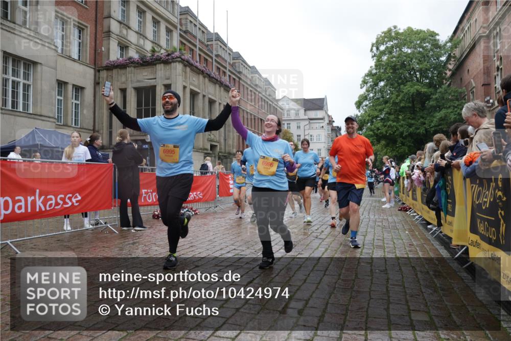 13.09.2026 - Kiel Lauf Yannick Fuchs http://msf.ph/oto/10424974 13.09.2026 11:01:22 Ziel 539, 823, 842, 1018, 1448, 1744, 3340, 4788, 5052, 5451, 5552, 6300, 6522, 7191, 7651, 8307, 8469, 8576, 8596, 8724, 9134, 9525, 11056, 11216, 11217, 11502, 11505, 11581, 11805, 12010, 12151, 12283, 48, 190, 823, 1314, 1448, 1522, 2038, 2132, 2144, 2637, 2658, 2697, 3340, 3423, 3425, 4529, 4530, 4769, 4915, 5552, 5648, 6399, 6426, 6653, 6995, 6996, 7456, 7516, 8229, 9199, 9594, 9899, 9900, 10339, 10885, 11857, 11972, 12192, 12326, 955, 1347, 3626, 3662 meine-sportfotos.de
