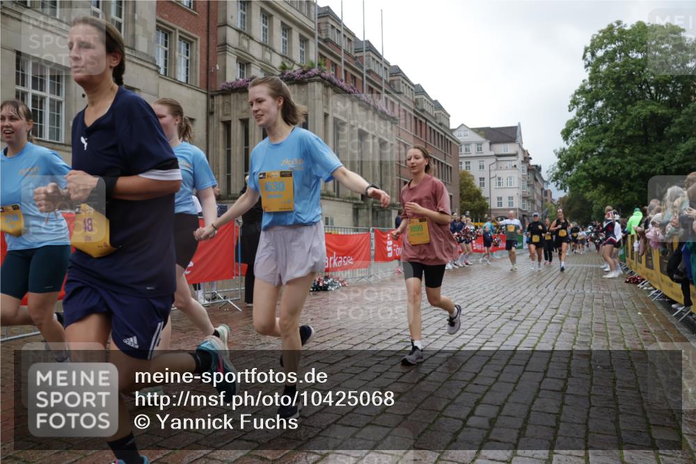 13.09.2026 - Kiel Lauf Yannick Fuchs http://msf.ph/oto/10425068 13.09.2026 11:01:36 Ziel 955, 1347, 1425, 2424, 2616, 2722, 3554, 3626, 3662, 3982, 6619, 8307, 8576, 8724, 9695, 9869, 11474, 48, 539, 823, 842, 1018, 1448, 1522, 1744, 2132, 2144, 2637, 3340, 4529, 4530, 4788, 5052, 5451, 5552, 6300, 6522, 6653, 7191, 7651, 8307, 8469, 8576, 8596, 8724, 9134, 9525, 9899, 11056, 11216, 11217, 11502, 11505, 11581, 11805, 11857, 12010, 12151, 12283, 735, 2996, 4420, 5406, 5927, 6631, 6717, 10607, 11547, 12110, 48, 190, 1314, 2144, 2658, 4529, 7516, 10885 meine-sportfotos.de