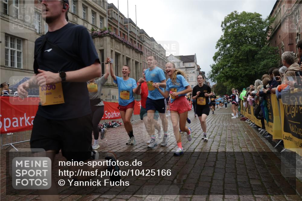 13.09.2026 - Kiel Lauf Yannick Fuchs http://msf.ph/oto/10425166 13.09.2026 11:01:48 Ziel 735, 1347, 2722, 2838, 3039, 3224, 4420, 5406, 5927, 6619, 6631, 6717, 7174, 7556, 8555, 8934, 9695, 10607, 11159, 11265, 11338, 11465, 11547, 12110, 12115, 539, 842, 955, 1018, 1425, 1744, 2424, 2616, 3554, 3626, 3662, 3982, 4788, 5052, 5451, 6300, 6522, 7191, 7651, 8307, 8469, 8576, 8596, 8724, 9134, 9525, 9869, 11056, 11216, 11217, 11474, 11502, 11505, 11581, 11805, 12010, 12151, 12283, 208, 540, 651, 709, 841, 845, 1651, 1660, 2451, 2726, 2778, 2902, 2958, 2996, 3942 meine-sportfotos.de