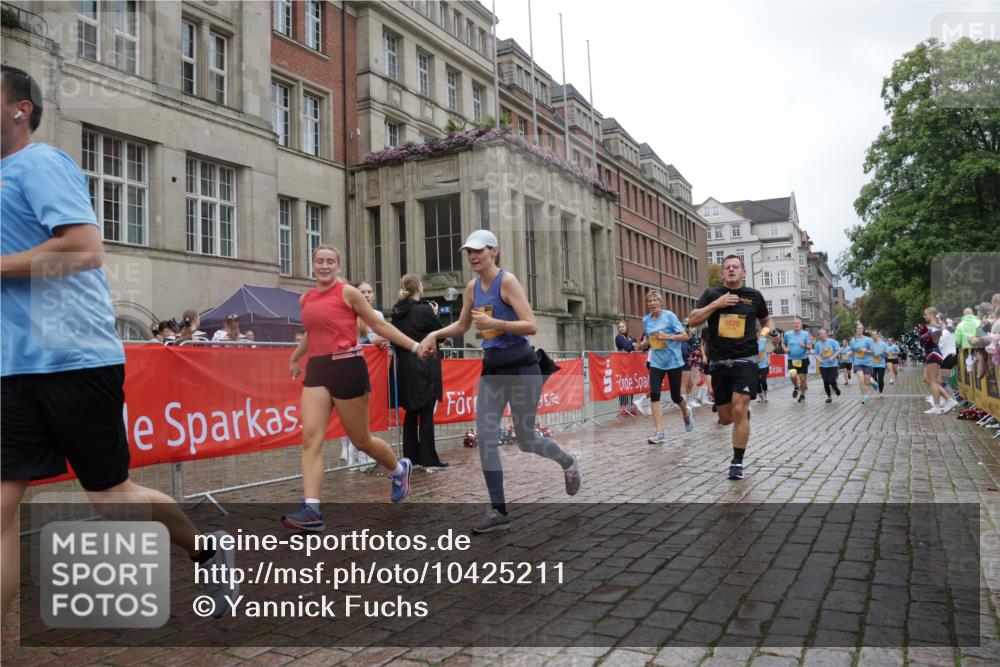 13.09.2026 - Kiel Lauf Yannick Fuchs http://msf.ph/oto/10425211 13.09.2026 11:01:52 Ziel 735, 2838, 2996, 3039, 3224, 4420, 5406, 5927, 6311, 6631, 6717, 7174, 7556, 8523, 8555, 8934, 9523, 10607, 11159, 11265, 11338, 11465, 11547, 12110, 12115, 955, 1018, 1347, 1425, 1744, 2424, 2616, 2722, 3224, 3554, 3626, 3662, 3982, 5451, 6619, 7191, 8307, 8576, 8724, 8934, 9134, 9525, 9695, 9869, 11056, 11465, 11474, 11502, 11505, 12010, 12283, 208, 540, 651, 709, 841, 845, 1651, 1660, 2451, 2726, 2778, 2902, 2958, 3942, 6998, 1744, 9525, 11056, 11502 meine-sportfotos.de