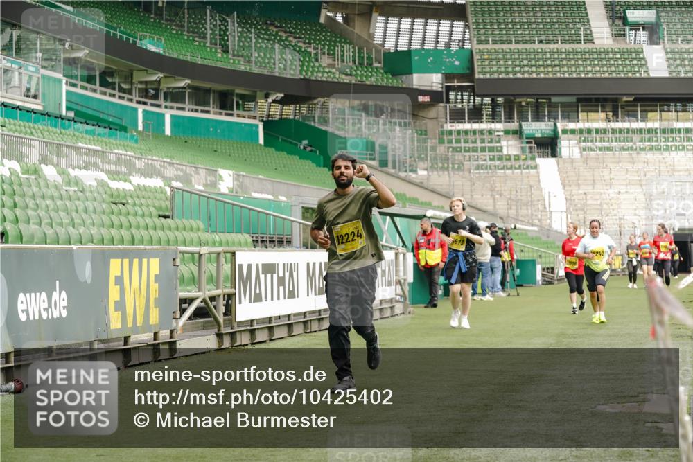 13.09.2026 - 21. swb-Marathon Bremen Michael Burmester http://msf.ph/oto/10425402 13.09.2026 10:47:58 Laufen im Stadion 10161, 10264, 10292, 10349, 10407, 10440, 10535, 10732, 10789, 10895, 10925, 10933, 10970, 11104, 11262, 11423, 11443, 11457, 11573, 11579, 11639, 11663, 11698, 12083, 12157, 12340, 12444, 12471, 12472, 12542, 12561, 10004, 10005, 10137, 10176, 10191, 10192, 10194, 10271, 10295, 10325, 10335, 10344, 10459, 10513, 10568, 10600, 10629, 10679, 10713, 10756, 10779, 10882, 10979, 10997, 10999, 11081, 11200, 11233, 11307, 11355, 12089 meine-sportfotos.de