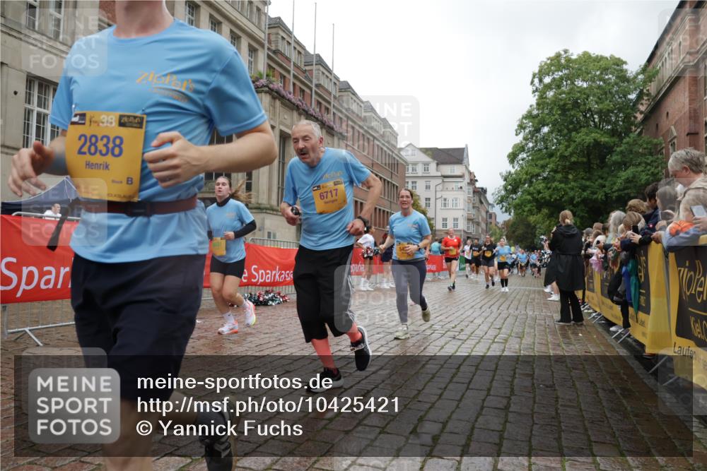 13.09.2026 - Kiel Lauf Yannick Fuchs http://msf.ph/oto/10425421 13.09.2026 11:02:19 Ziel 484, 649, 2322, 2895, 3102, 3443, 6998, 7005, 8218, 8517, 9732, 9738, 10020, 11135, 11256, 11261, 11301, 11546, 12085, 12578, 12640, 12697, 208, 540, 651, 709, 735, 841, 845, 1651, 1660, 2451, 2726, 2778, 2838, 2902, 2958, 2996, 3942, 3977, 4420, 4848, 5406, 5465, 5927, 6311, 6332, 6407, 6408, 6631, 6717, 7174, 7244, 7556, 8343, 8523, 8555, 8793, 8974, 9448, 9523, 9856, 10056, 10531, 10607, 11159, 11265, 11338, 11466, 11547, 935 meine-sportfotos.de