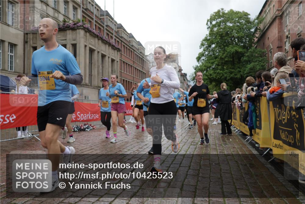 13.09.2026 - Kiel Lauf Yannick Fuchs http://msf.ph/oto/10425523 13.09.2026 11:02:33 Ziel 935, 1693, 2299, 3207, 3414, 3670, 3968, 6375, 6878, 7389, 8036, 9745, 11384, 11942, 12085, 12640, 208, 484, 540, 649, 651, 709, 841, 845, 1651, 1660, 2322, 2451, 2726, 2778, 2895, 2902, 2958, 3102, 3443, 3942, 3977, 4848, 5465, 6332, 6407, 6408, 6998, 7005, 7244, 8218, 8343, 8517, 8793, 8974, 9448, 9732, 9738, 9856, 10020, 10056, 10531, 11135, 11256, 11261, 11301, 11466, 11546, 12085, 12578, 12640, 12697, 415, 1298, 2055, 3947, 4562, 4648, 4984, 5712, 6071, 6483 meine-sportfotos.de