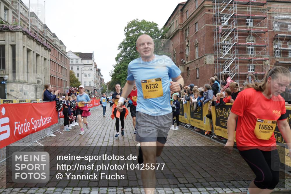 13.09.2026 - Kiel Lauf Yannick Fuchs http://msf.ph/oto/10425577 13.09.2026 09:46:10 Ziel 1415, 2482, 3052, 3954, 4909, 4910, 4918, 5234, 5855, 5955, 6732, 7015, 7308, 8125, 10203, 10685, 10898, 11076, 11078, 557, 1418, 2127, 2788, 3025, 3142, 3301, 3974, 4413, 4569, 5511, 5757, 5829, 7202, 7349, 7572, 7911, 7924, 8126, 8244, 8611, 8859, 9841, 10036, 10142, 10392, 10445, 10719, 12281, 12374, 12841, 167, 181, 442, 3361, 6857, 9832, 10117, 10913, 11316, 11859, 11861, 12495, 12621, 1023, 1579, 6038, 8126 meine-sportfotos.de