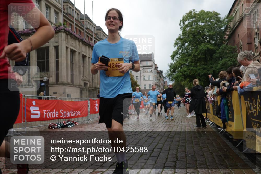 13.09.2026 - Kiel Lauf Yannick Fuchs http://msf.ph/oto/10425588 13.09.2026 11:02:43 Ziel 415, 1298, 3207, 3947, 3968, 4562, 4648, 4984, 4986, 5479, 8914, 10648, 11064, 11717, 484, 649, 935, 1693, 2299, 2322, 2778, 2895, 3102, 3414, 3443, 3670, 3942, 6375, 6878, 6998, 7005, 7244, 7389, 8036, 8218, 8517, 8793, 9732, 9738, 9745, 10020, 10531, 11135, 11256, 11261, 11301, 11384, 11466, 11546, 11942, 12085, 12578, 12640, 12697, 1095, 1635, 2055, 2796, 3513, 3912, 4478, 4781, 5046, 5712, 6071, 6483, 6768, 6934, 9070, 9108, 9663, 10165 meine-sportfotos.de