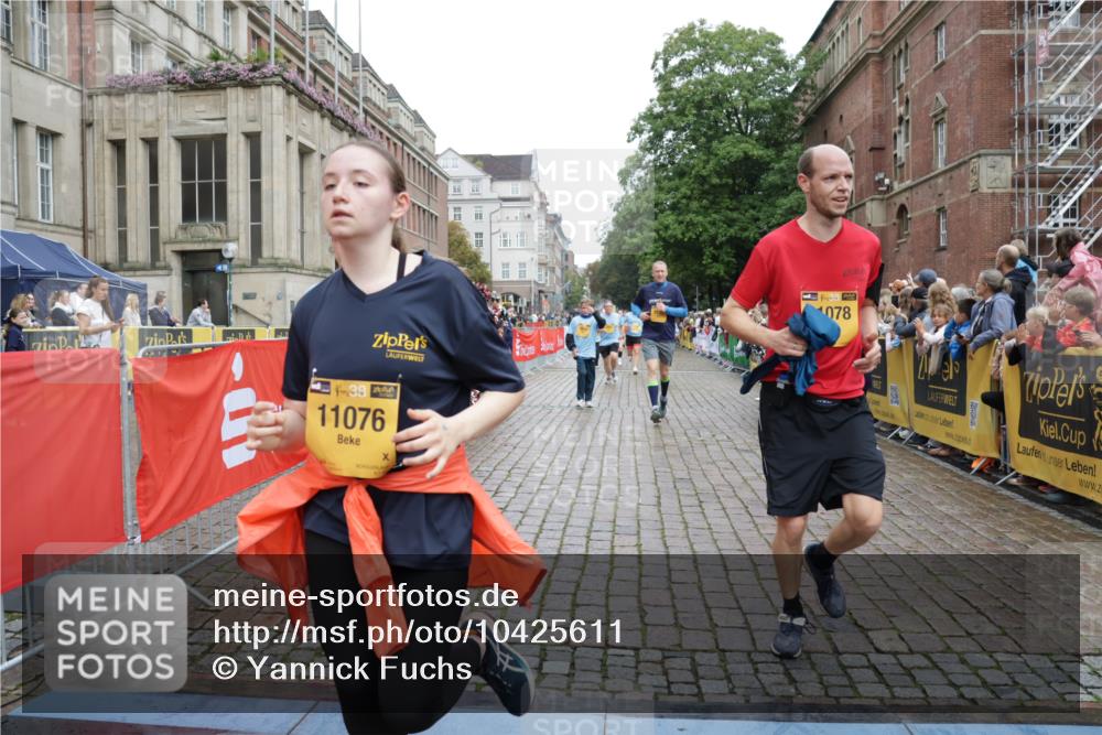 13.09.2026 - Kiel Lauf Yannick Fuchs http://msf.ph/oto/10425611 13.09.2026 09:46:12 Ziel 442, 2482, 3052, 3954, 4918, 5855, 5955, 6732, 7015, 7308, 8125, 10203, 10685, 10898, 11076, 11078, 557, 1415, 1418, 2127, 2788, 3025, 3142, 3301, 3974, 4413, 4569, 4909, 4910, 5234, 5511, 5757, 5829, 7202, 7349, 7572, 7911, 7924, 8244, 8611, 8859, 9841, 10036, 10142, 10392, 10445, 10719, 12374, 12841, 167, 181, 3361, 6355, 6577, 6857, 7439, 9832, 10117, 10913, 10946, 11316, 11859, 11861, 12173, 12495, 12621, 1023, 1579, 6038, 8126 meine-sportfotos.de